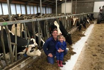 Biologische bedrijfsvoering van melkveehouder Douwe Maat medebepalend voor stalbouw- en inrichting.